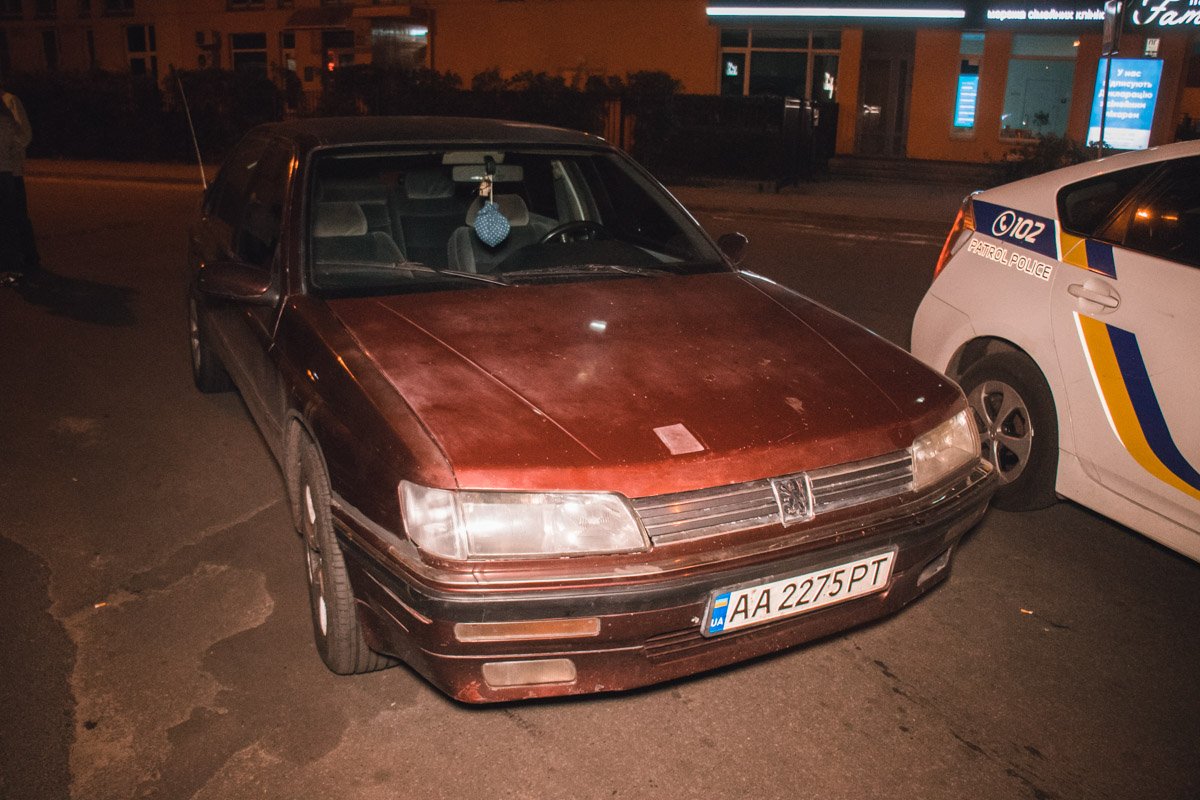 Полицейские кинулись догонять нарушителя и увидели, что он садится в Peugeot, который завелся