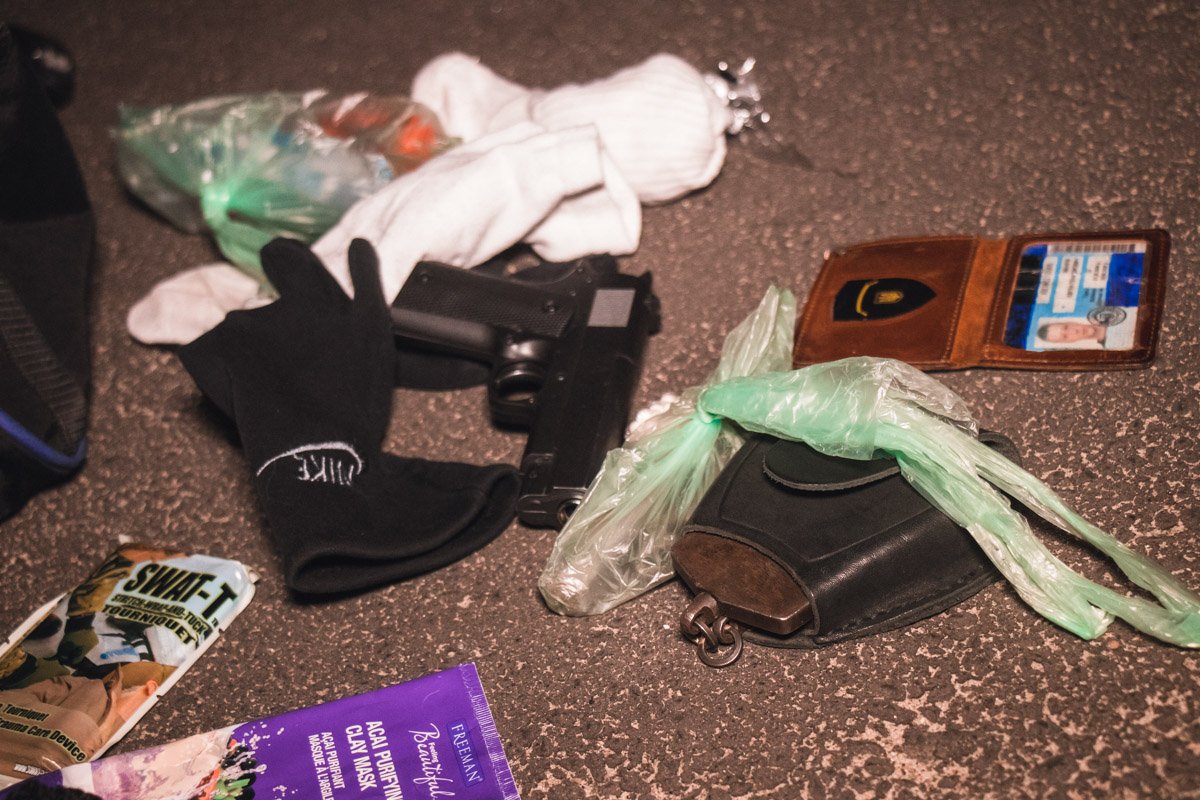 При нем были найдены наручники, предмет похожий на пистолет