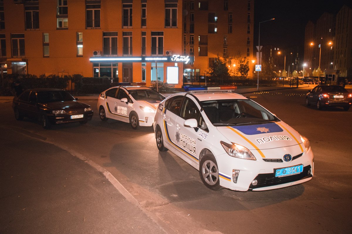 На месте работала патрульная полиция, следственно-оперативная группа и взрывотехники