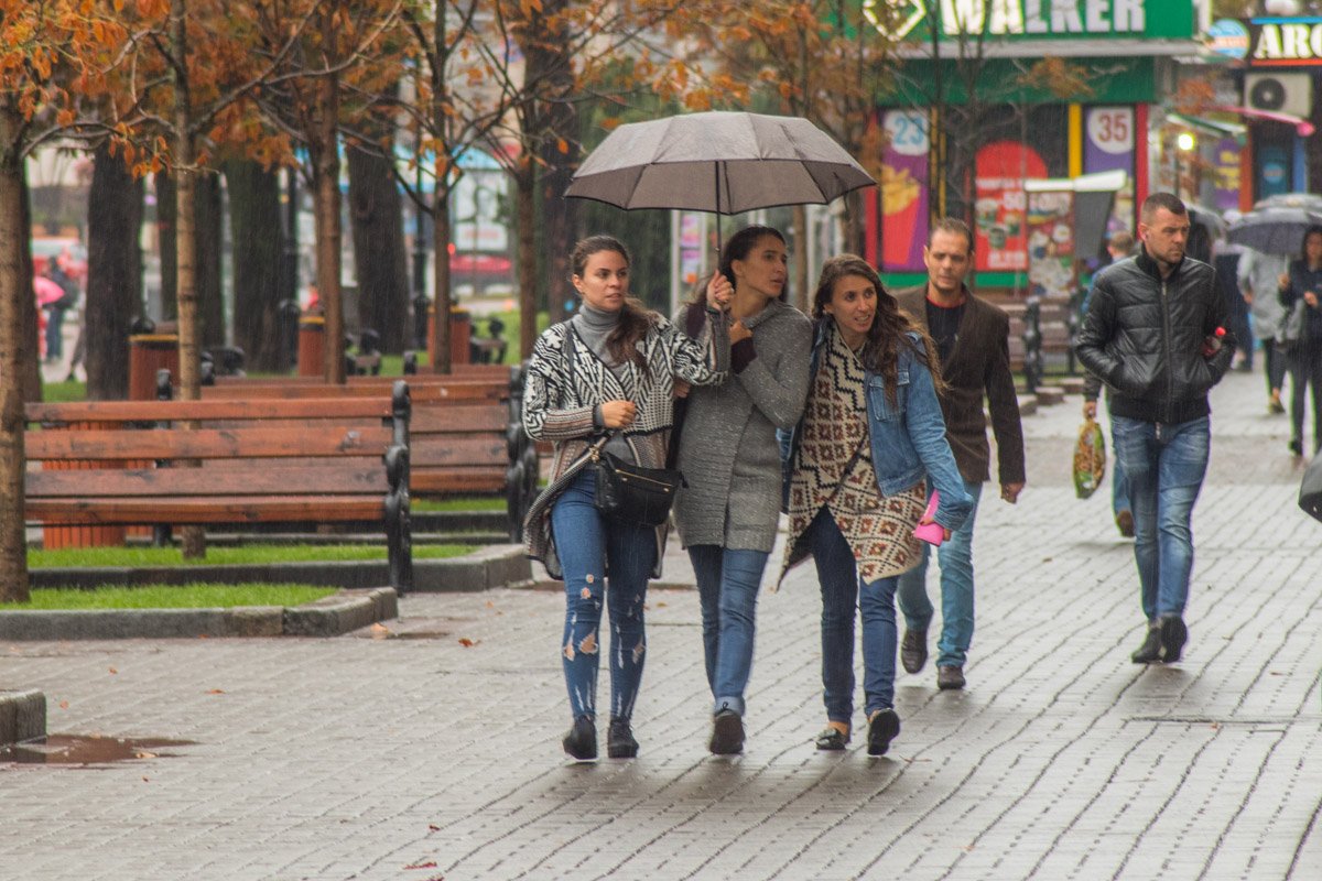 Кажется, нам нужен еще один зонтик Кажется, нам нужен еще один зонтик