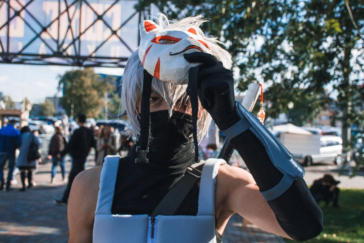 За маской прячутся счастливые глаза