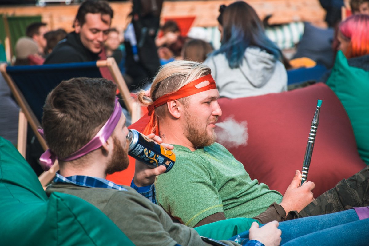 Костюмы - костюмами, а кальянчик по расписанию