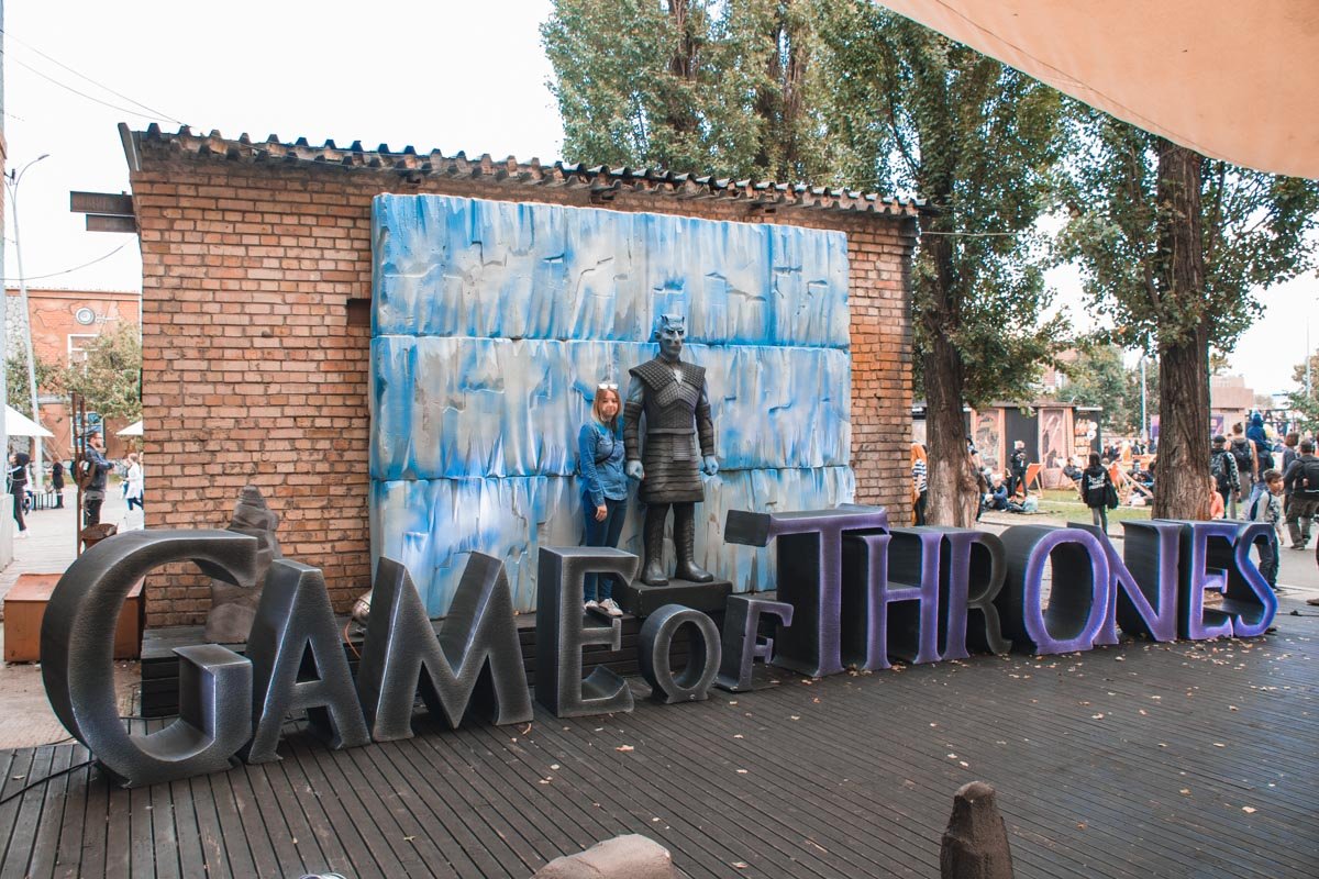 Казалось бы, обычная фотозона. Но фотографии получались, будто ты - герой фильма!