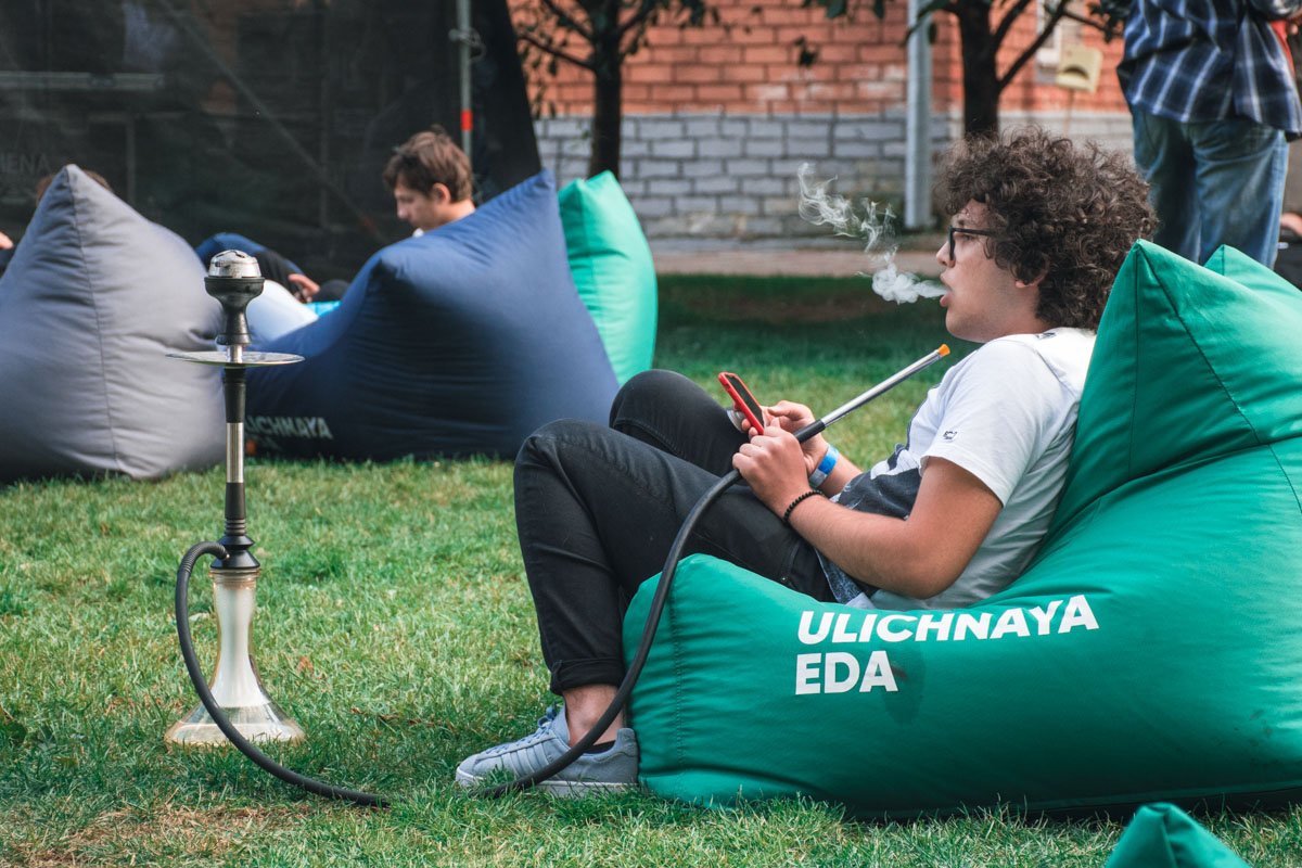 Пусть они там переодеваются, а я пока кальян покурю