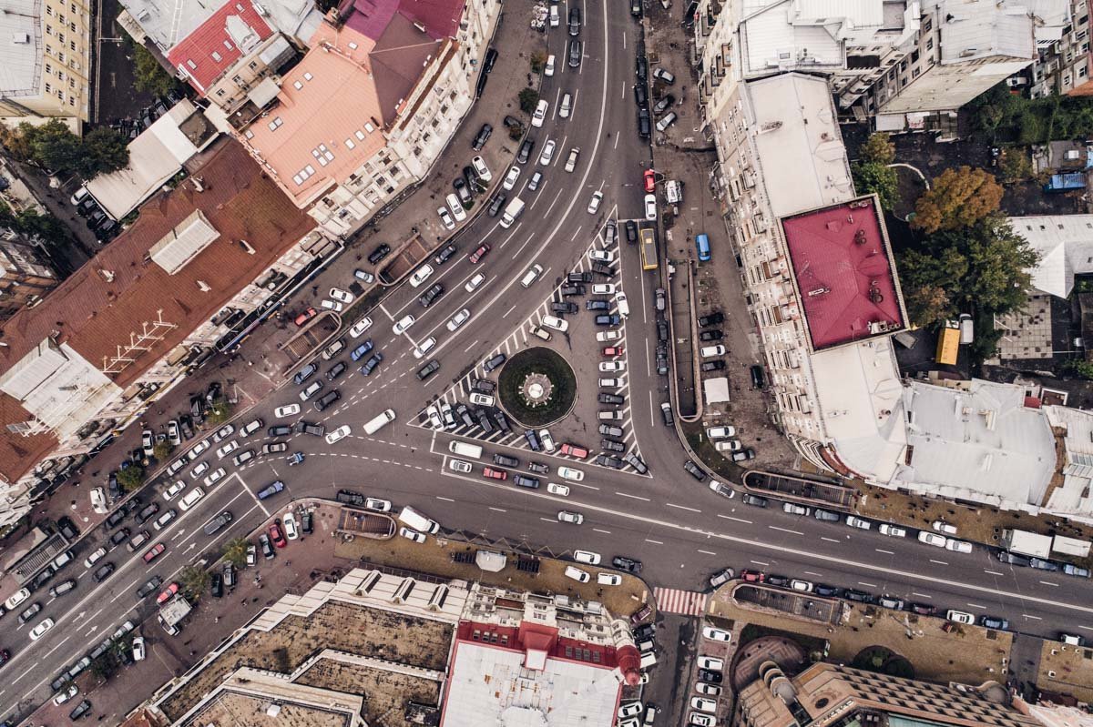 Люди все также спешат по своим делам
