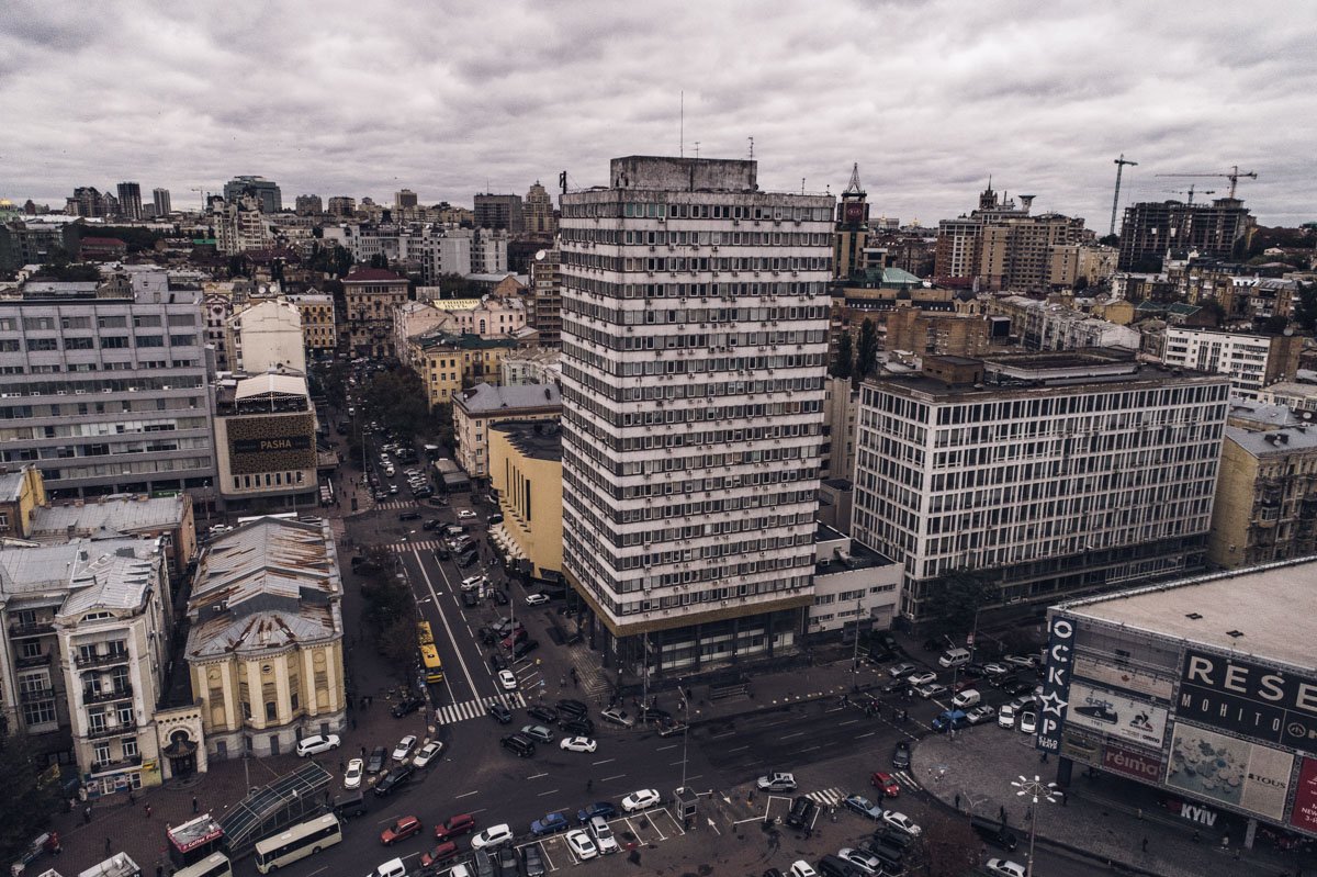 Люди прячутся от холода бетонных коробках