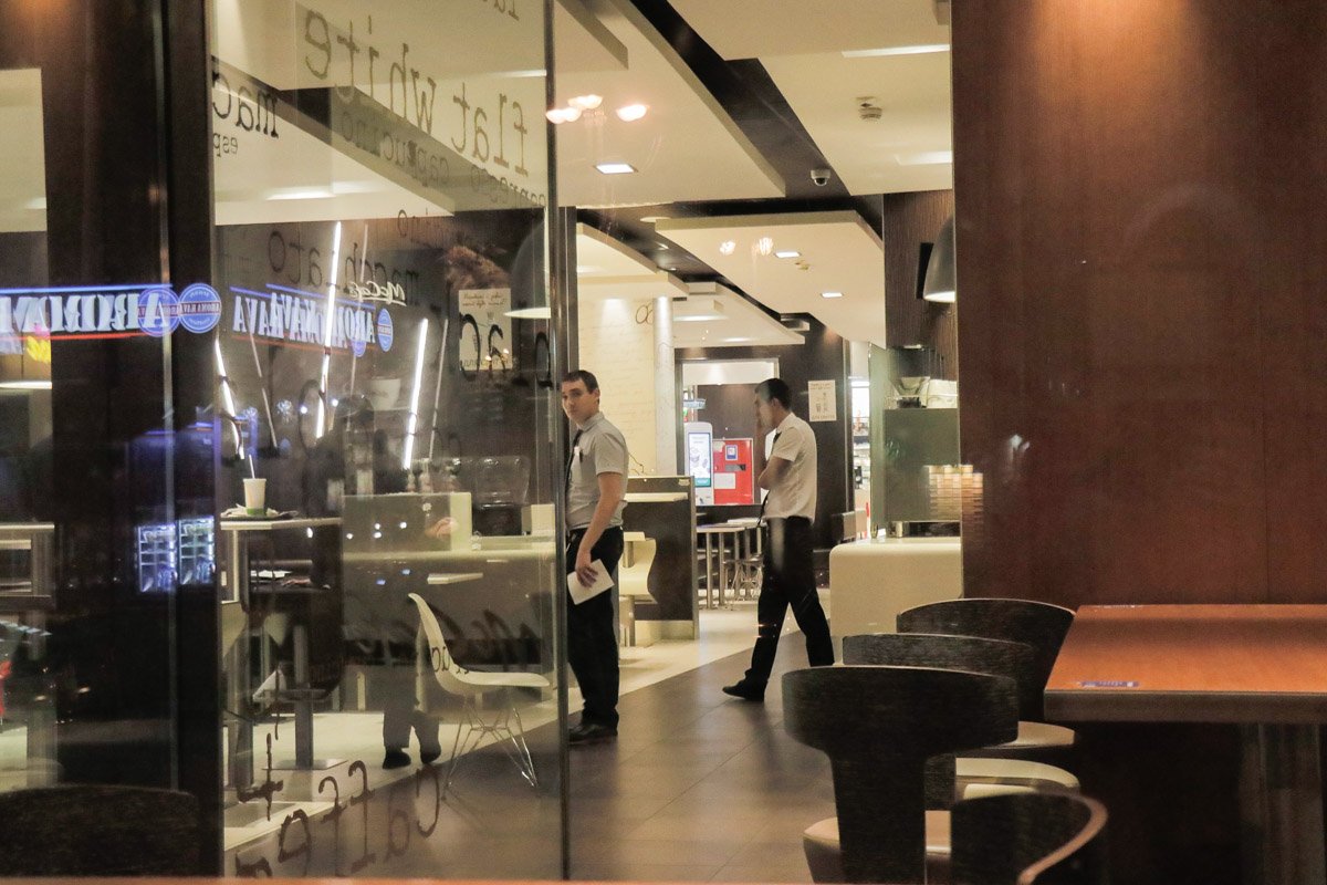 Персонал и все посетители семейного ресторана были эвакуировали Персонал и все посетители семейного ресторана были эвакуировали