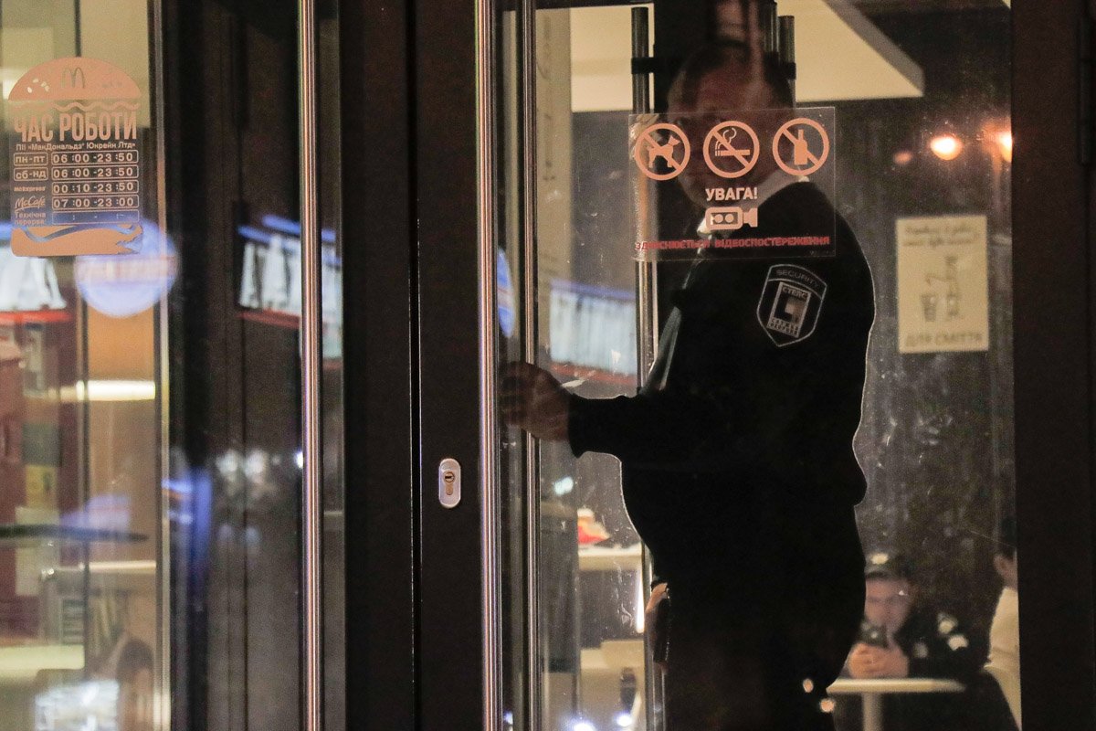 Вызов на линию экстренных служб поступил около 22:20 Вызов на линию экстренных служб поступил около 22:20