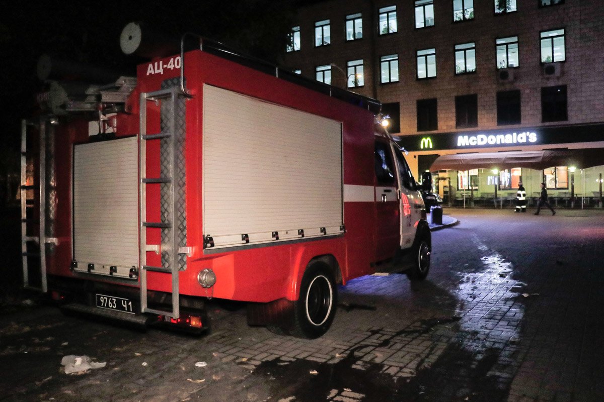 На месте работали взрывотехники, кинологи, патрульная полиция. Также дежурили медики и пожарные На месте работали взрывотехники, кинологи, патрульная полиция. Также дежурили медики и пожарные