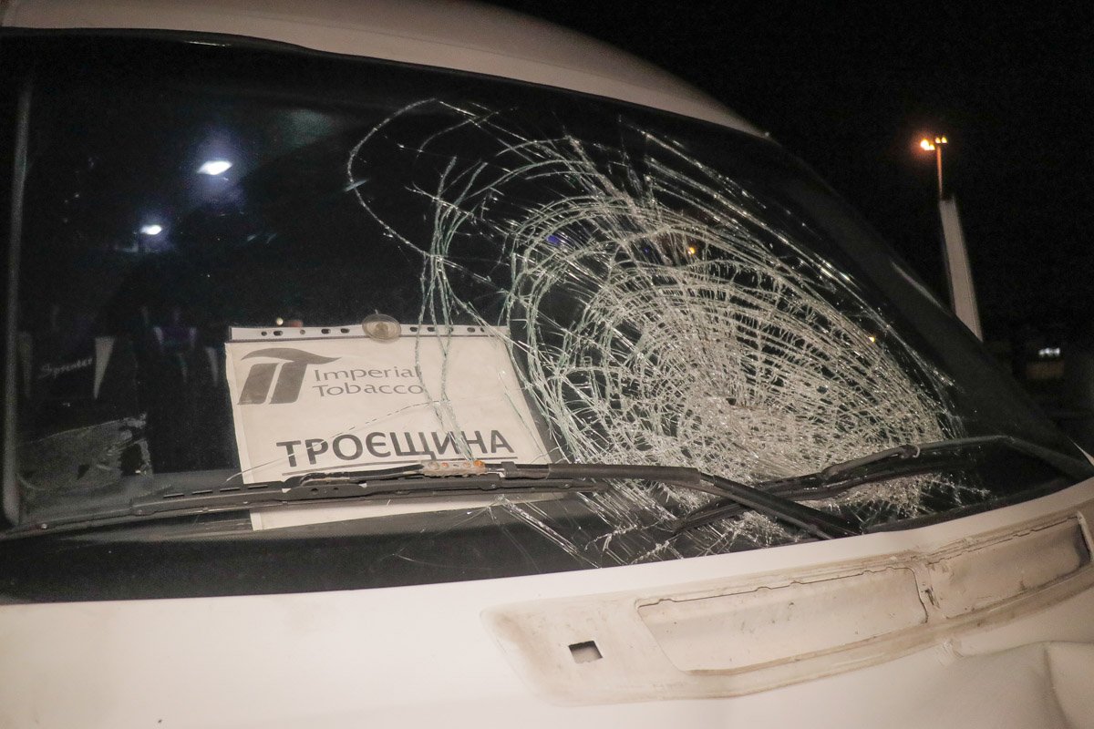 В районе станции метро "Выдубичи", в неположенном для перехода месте, на дорогу выбежала женщина В районе станции метро "Выдубичи", в неположенном для перехода месте, на дорогу выбежала женщина