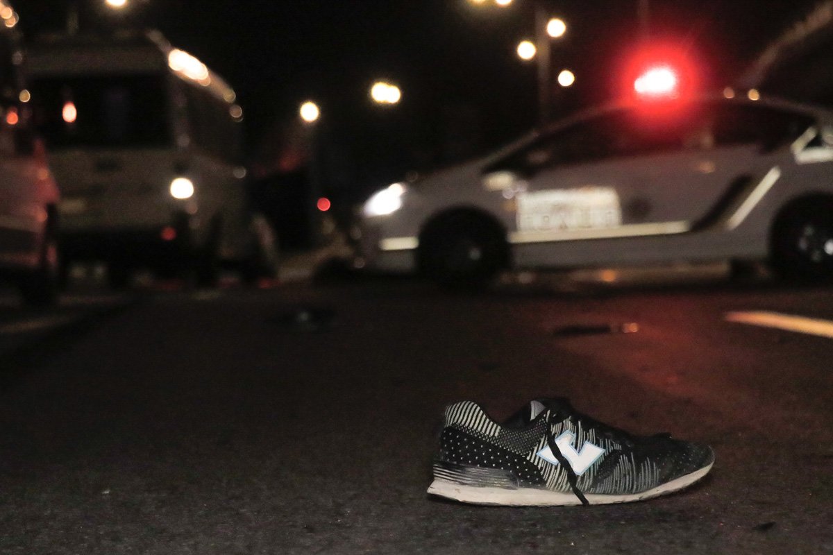 Женщина побежала прямо через Столичное шоссе, пренебрегая подземным переходом, где ее и сбил микроавтобус Женщина побежала прямо через Столичное шоссе, пренебрегая подземным переходом, где ее и сбил микроавтобус