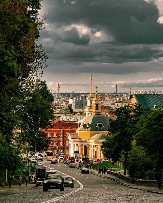 Яркий Киев не поддается серому небу. Фото: @p_belskyi