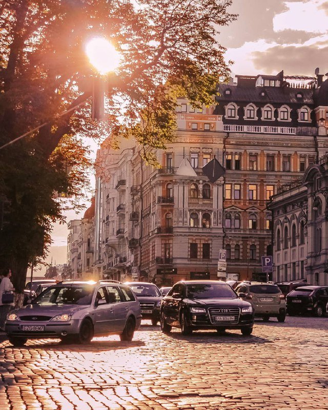 Современность на фоне истории. Фото: @natasha.ren