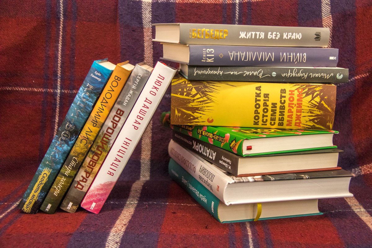 Выберите на нашей книжной полке что-то для себя и наслаждайтесь чтением холодными осенними вечерами