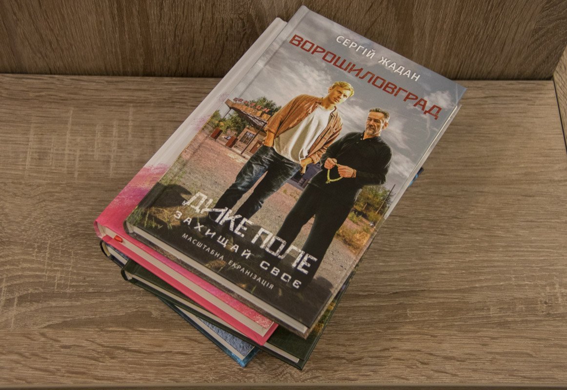 На обложке переиздания изображены главные герои фильма на фоне главной декорации ленты - ретро-заправки