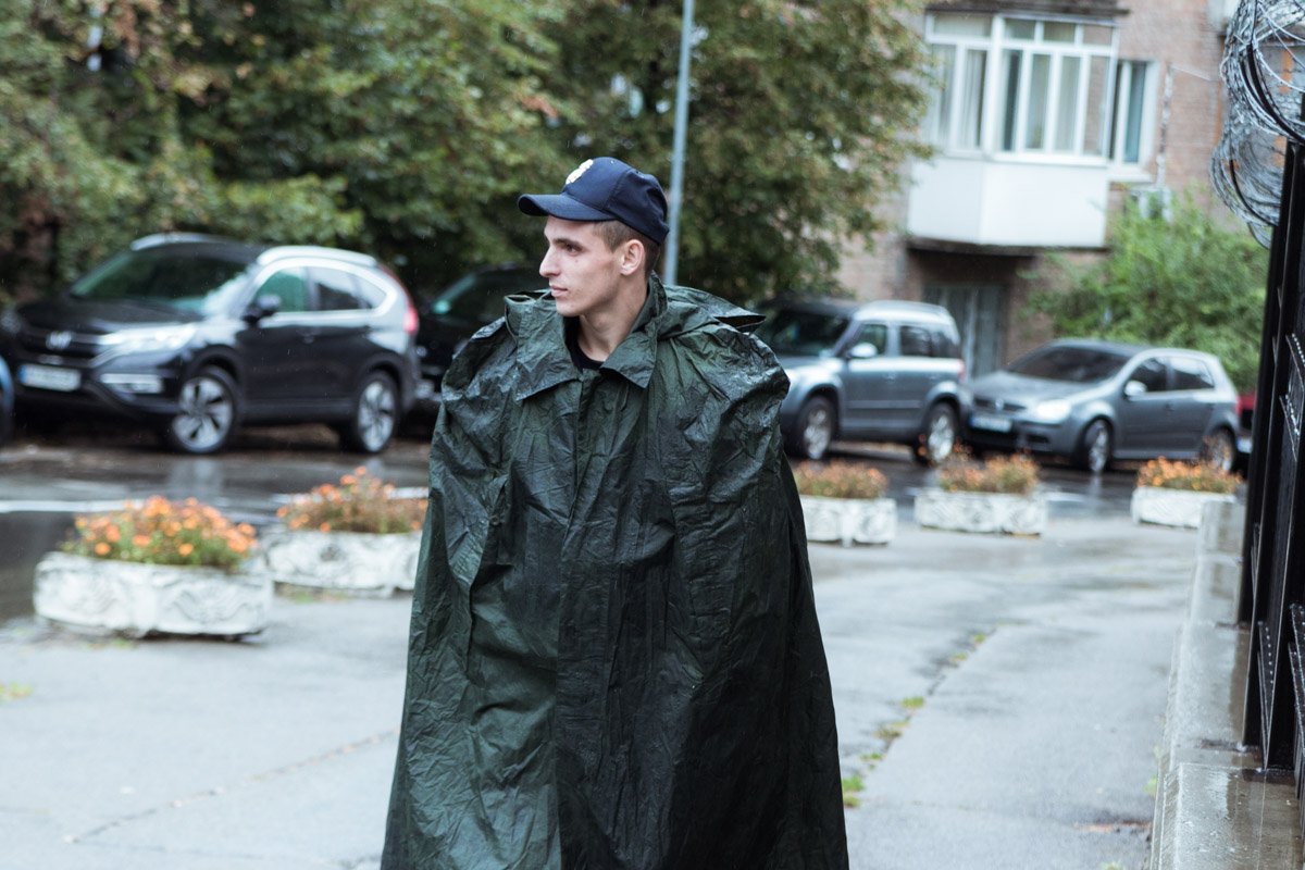 Во время дождя Киев заполоняют Бэтмены