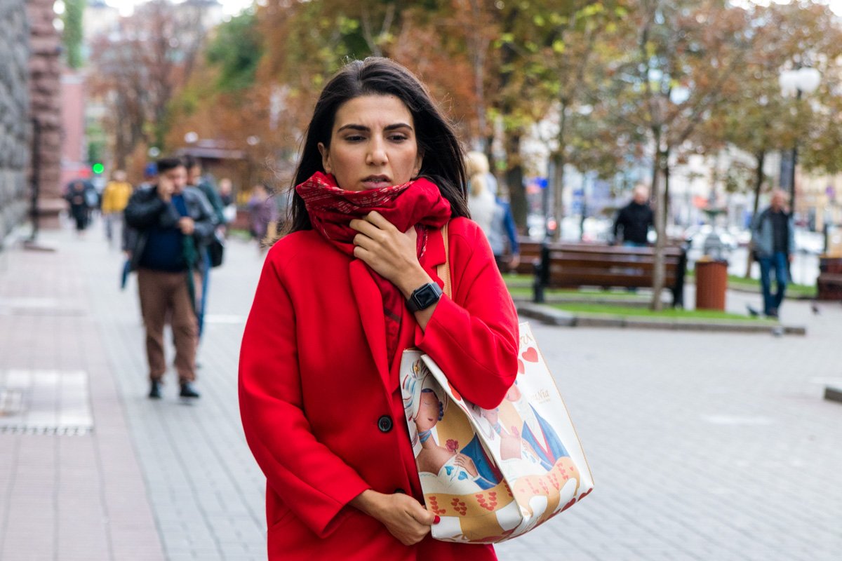 Сложно поймать улыбку, когда ее прячут за шарфом