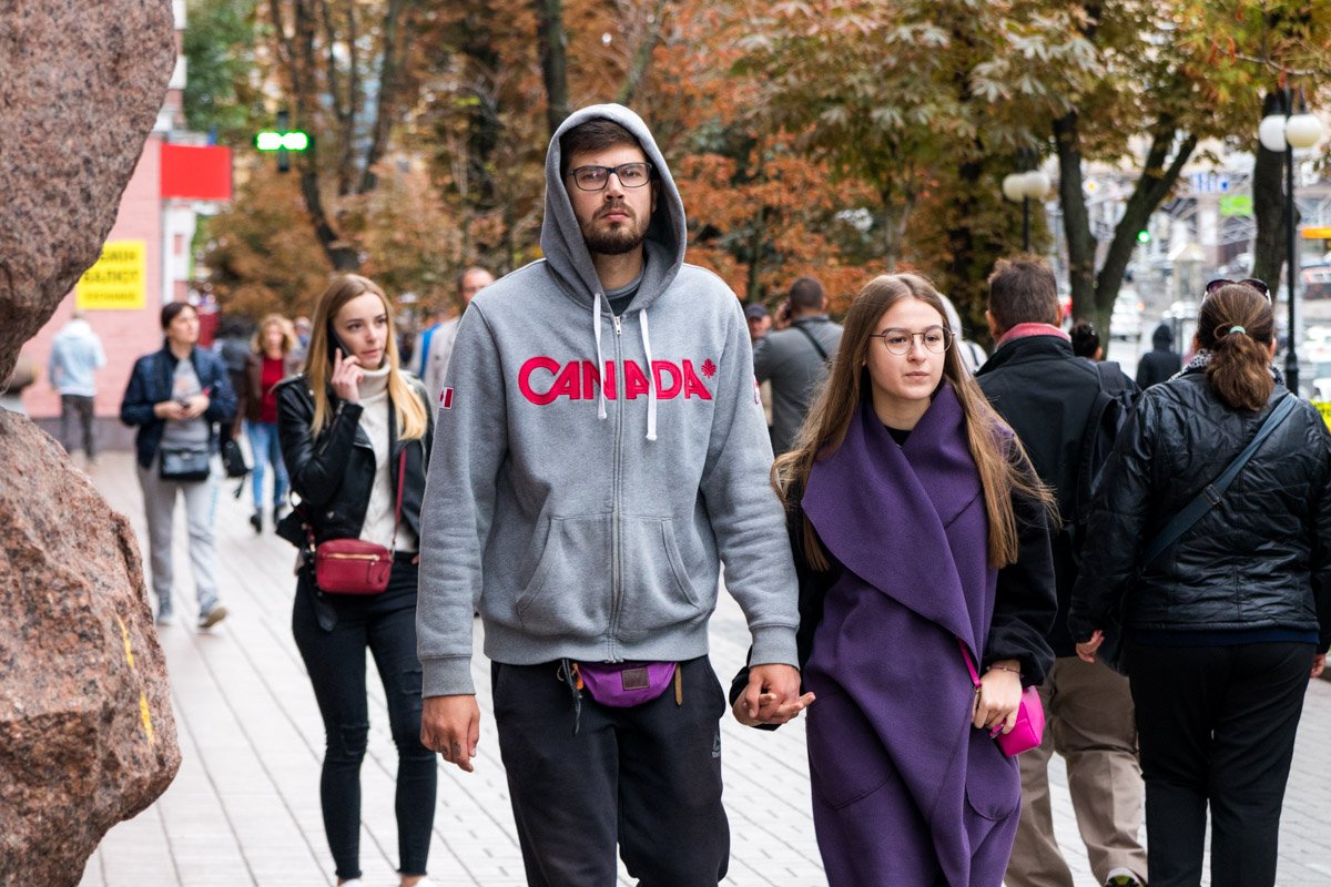 Нужно подбирать цвета, которые подходят друг другу