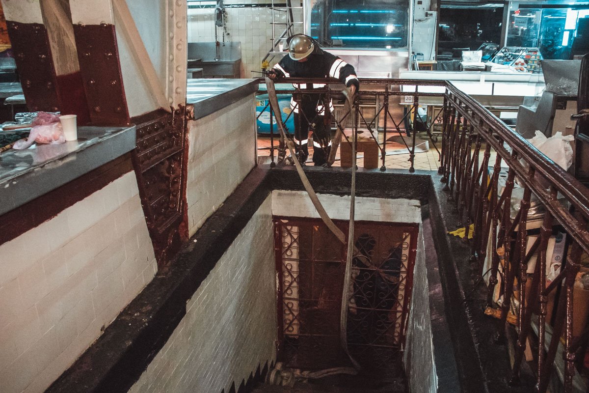 Предварительно, очаг пожара находился в подвальном помещении Предварительно, очаг пожара находился в подвальном помещении