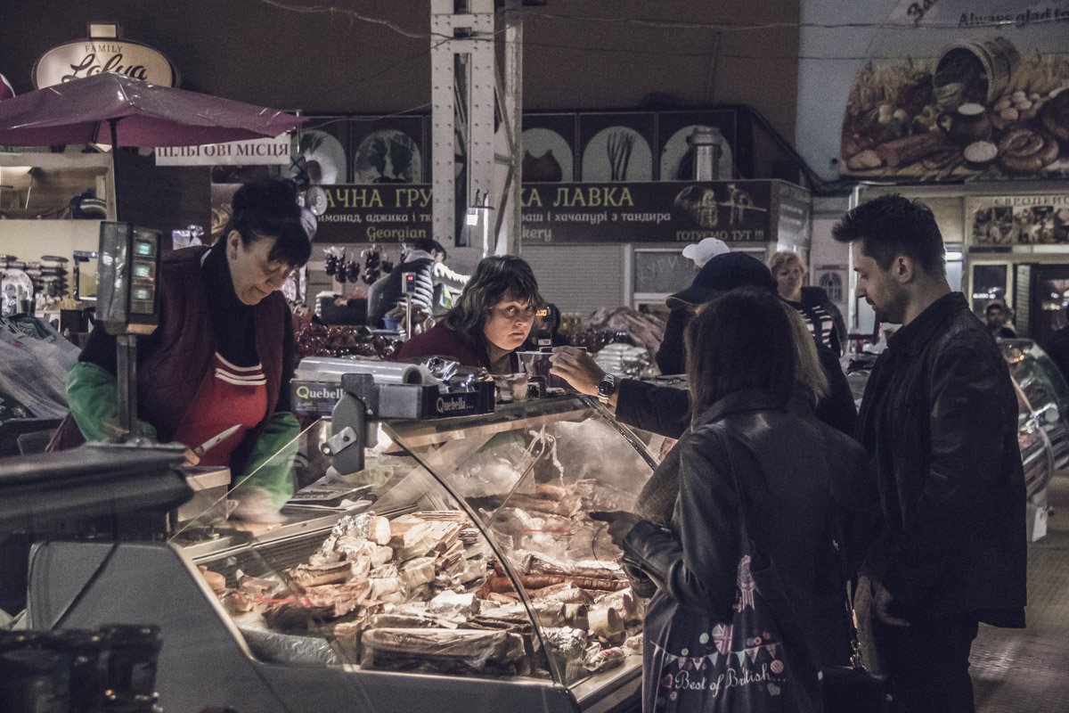 Продавцов и посетителей рынка эвакуировали Продавцов и посетителей рынка эвакуировали