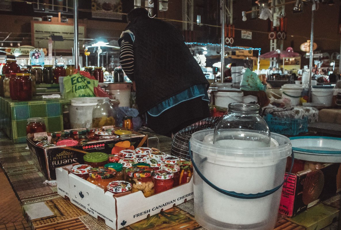 Продавцы быстро собрали свой товар Продавцы быстро собрали свой товар