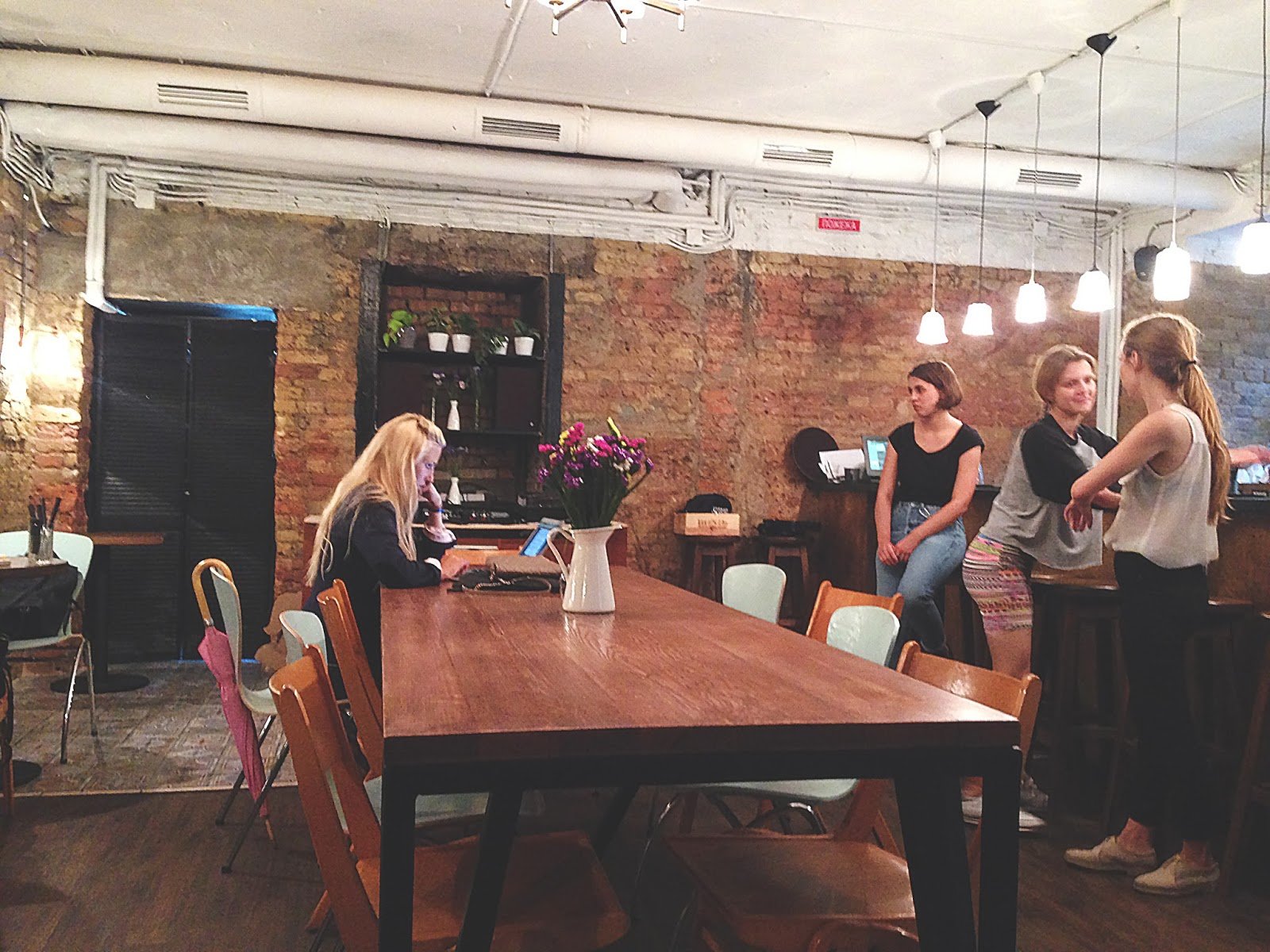 Кафе пропитано приятной атмосферой и неповторимым интерьером