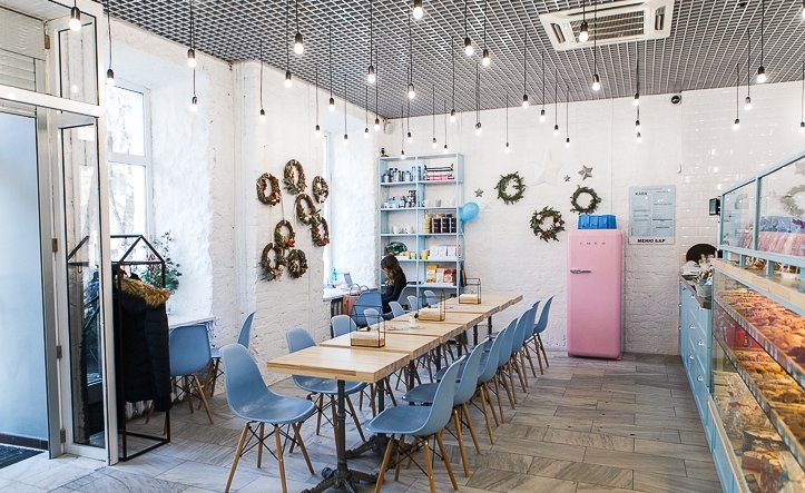 Посетители могут заскочить не только за печеньем, которого здесь более 40 видов, но и полноценно поесть