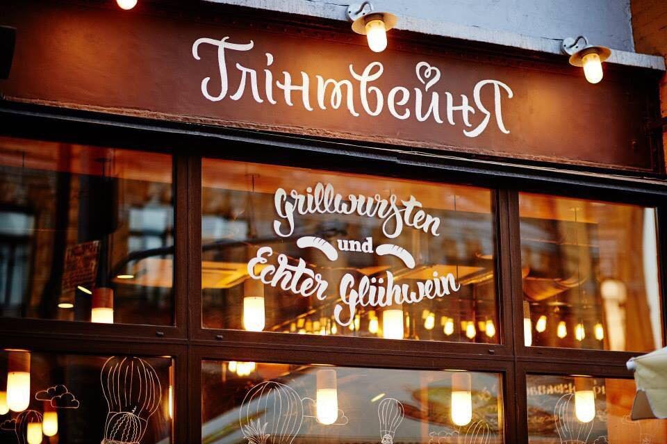  Теплые напитки в разноцветных чашках станут отличным решением для того, чтобы согреться холодным осенним днем