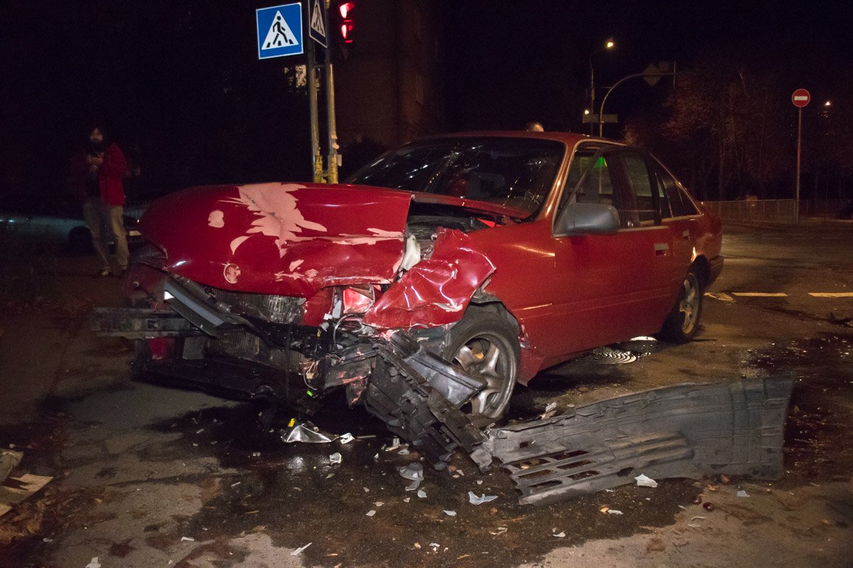 На пересечении улиц Саратовской и Ружинской произошла авария с участием автомобилей Opel и Hyundai.