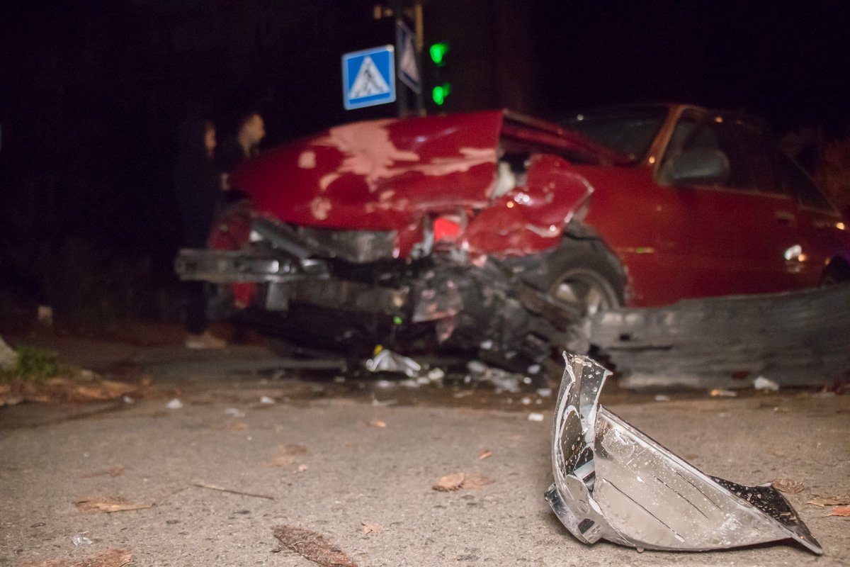 От удара Opel вылетел на тротуар