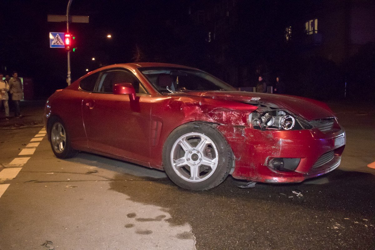 Девушка-водитель на Hyundai Tiburon пыталась развернуться на перекрестке