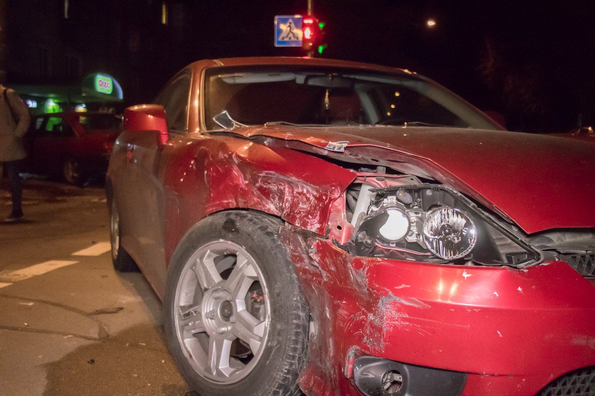 Мужчина за рулем "немца"попытался уйти от столкновения и по касательной врезался в правую сторону корейской машины