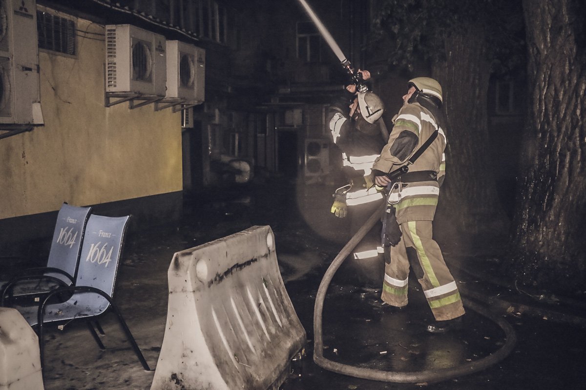 В жилом трехэтажном доме по адресу Большая Васильковская, 63 произошел пожар