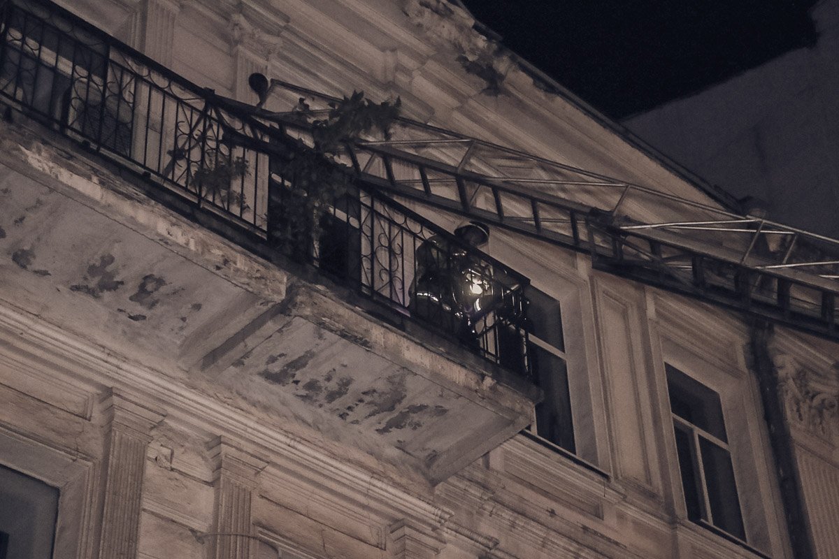 Огонь быстро распространился на все помещение и крышу здания