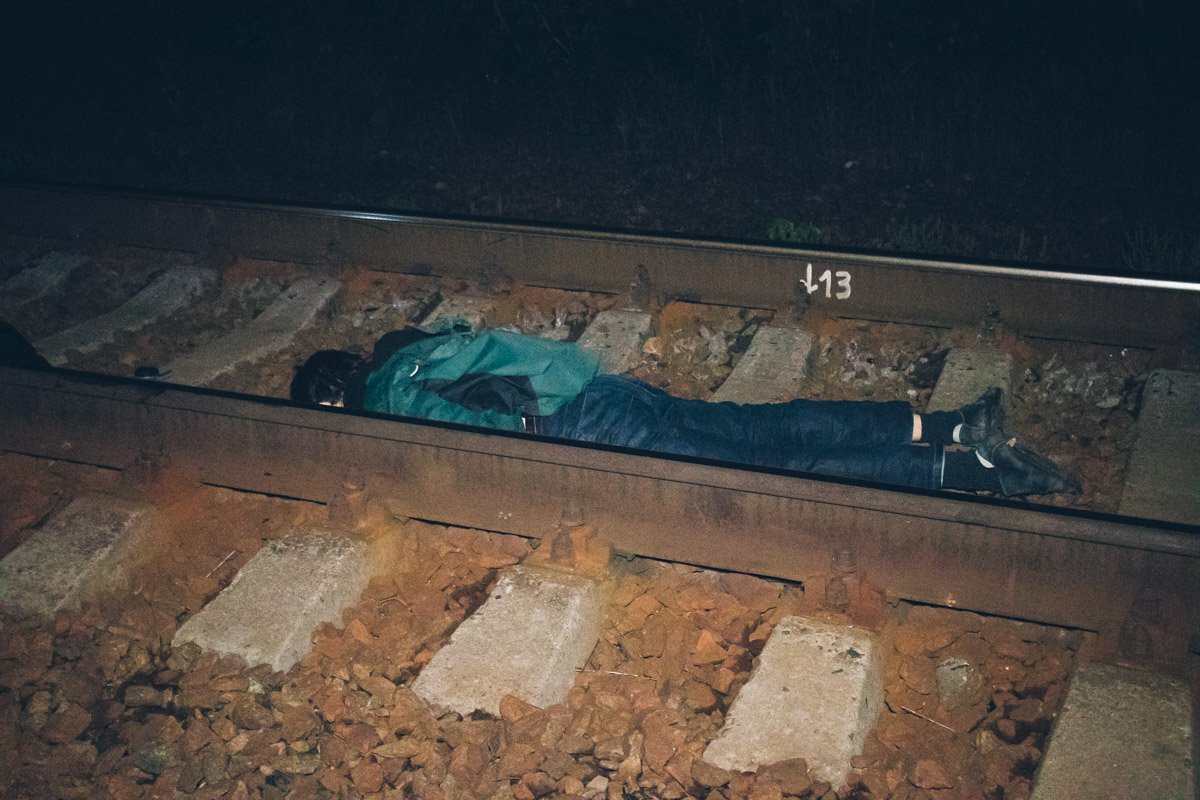 Мужчина шёл по рейсам в наушниках и не услышал как приближается электричка угодил под неё