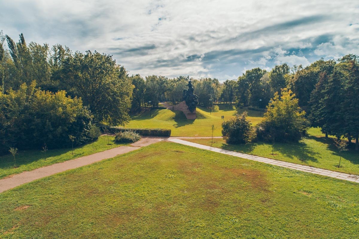 Жертвами Бабьего Яра стали евреи, цыгане, киевские караимы, военнопленные, диссиденты, священники и даже мирные жители, которые стали неугодными нацистам