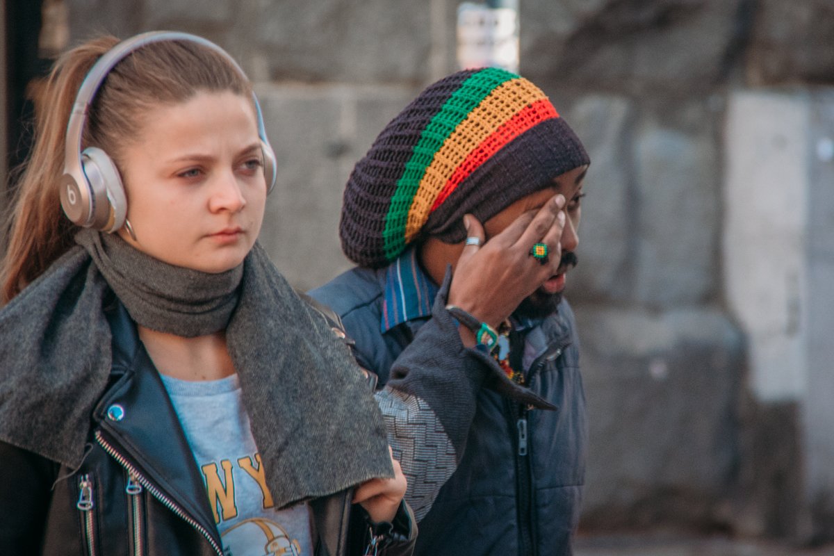 Плюс больших наушников - не мерзнут ушки:)