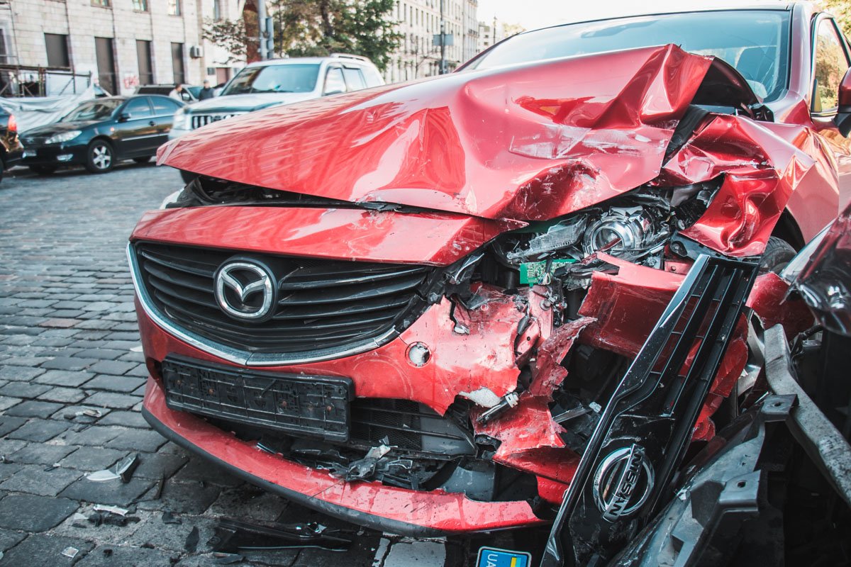 Оба автомобиля получили серьезные повреждения Оба автомобиля получили серьезные повреждения