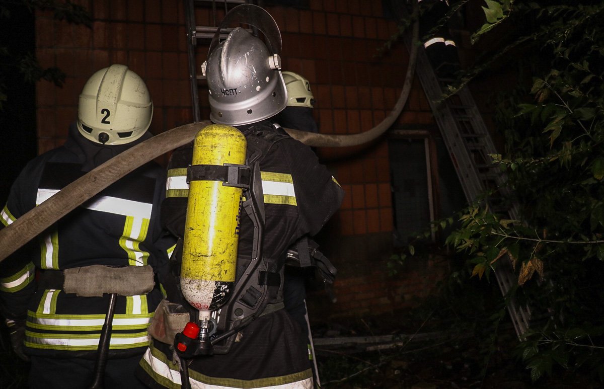 Горела крыша и второй этаж здания