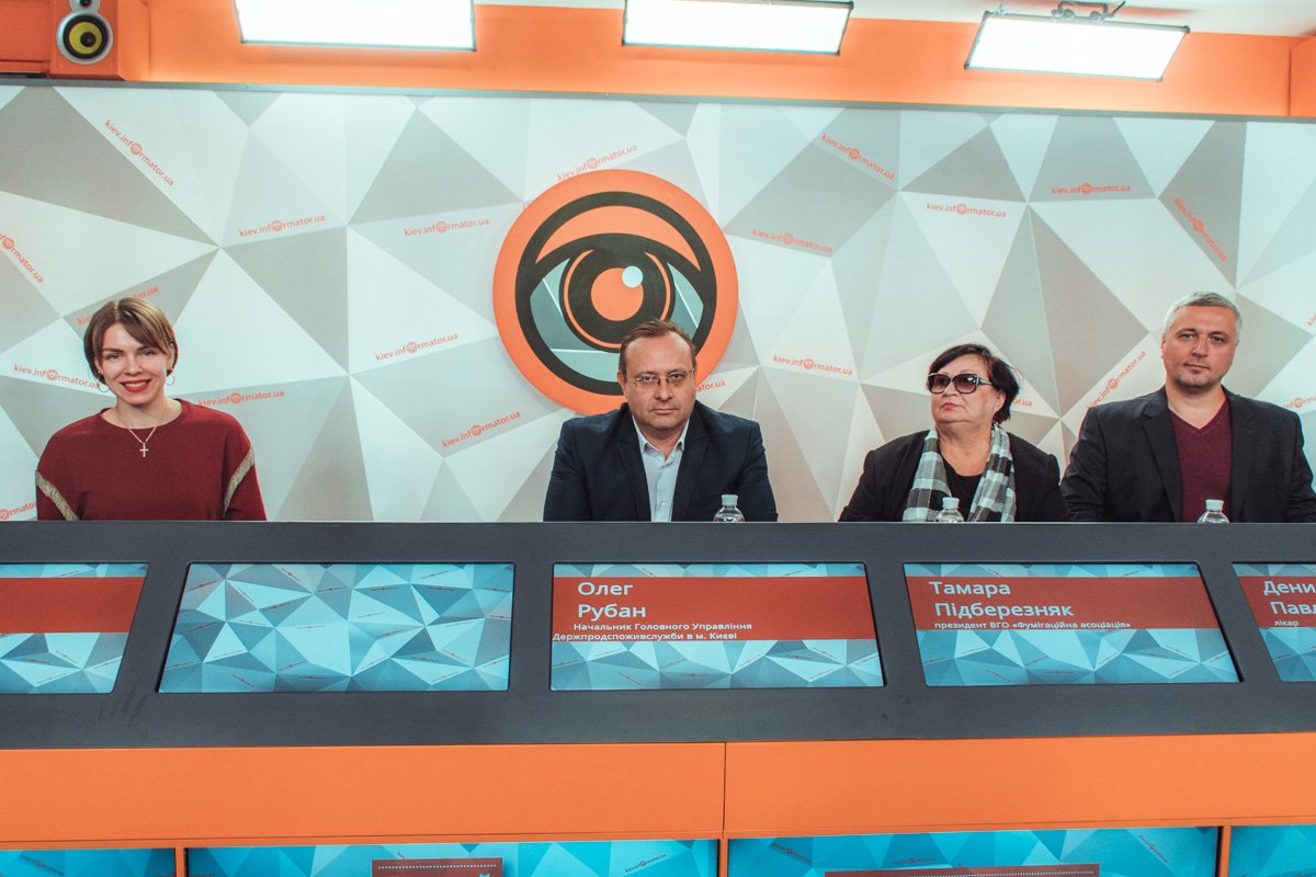 В последнее время в супермакетах Киева участились случаи продажи продуктов с "сюрпризами" в виде тараканов, червей и прочих паразитов В последнее время в супермакетах Киева участились случаи продажи продуктов с "сюрпризами" в виде тараканов, червей и прочих паразитов