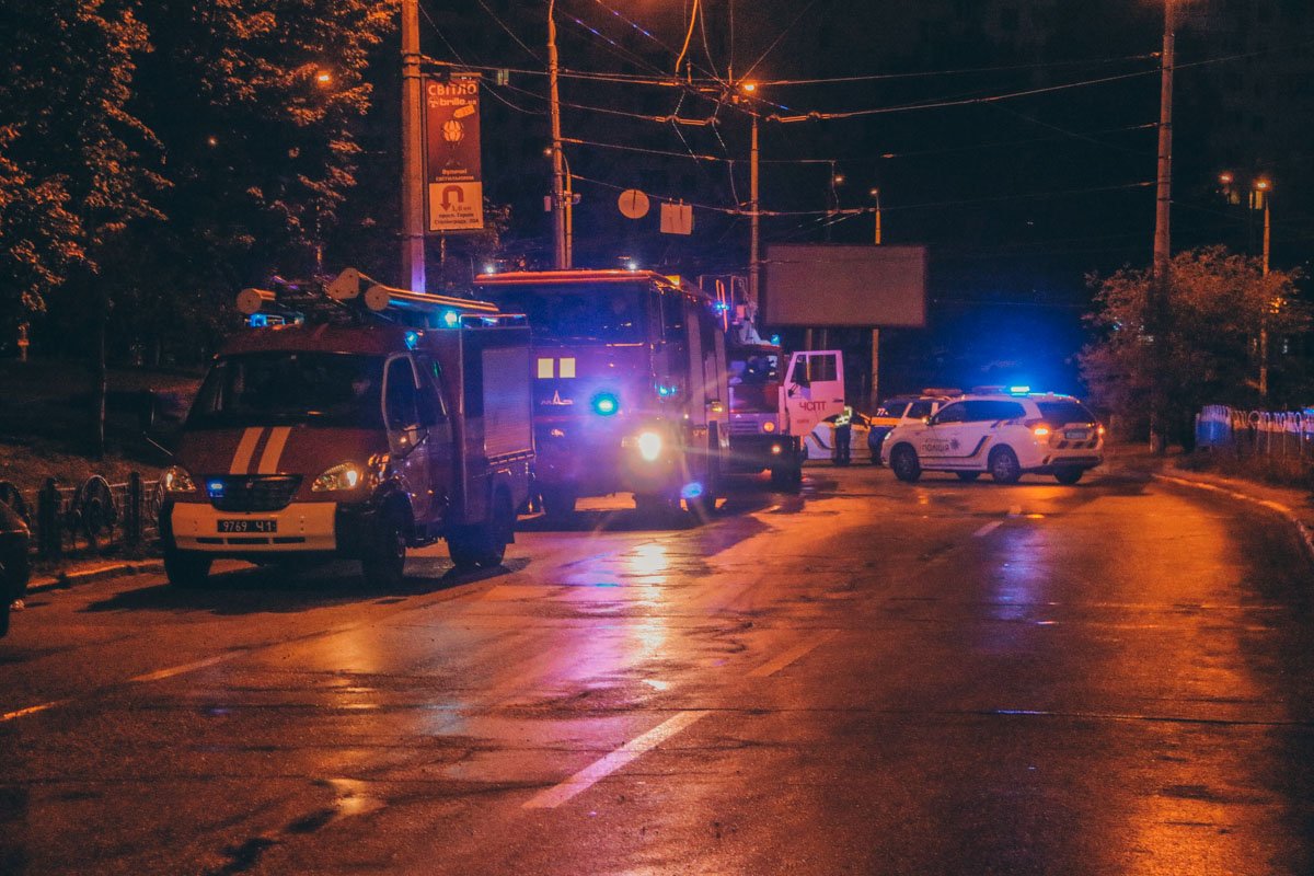 По предварительным данным пожар началась в одной из торговых точек