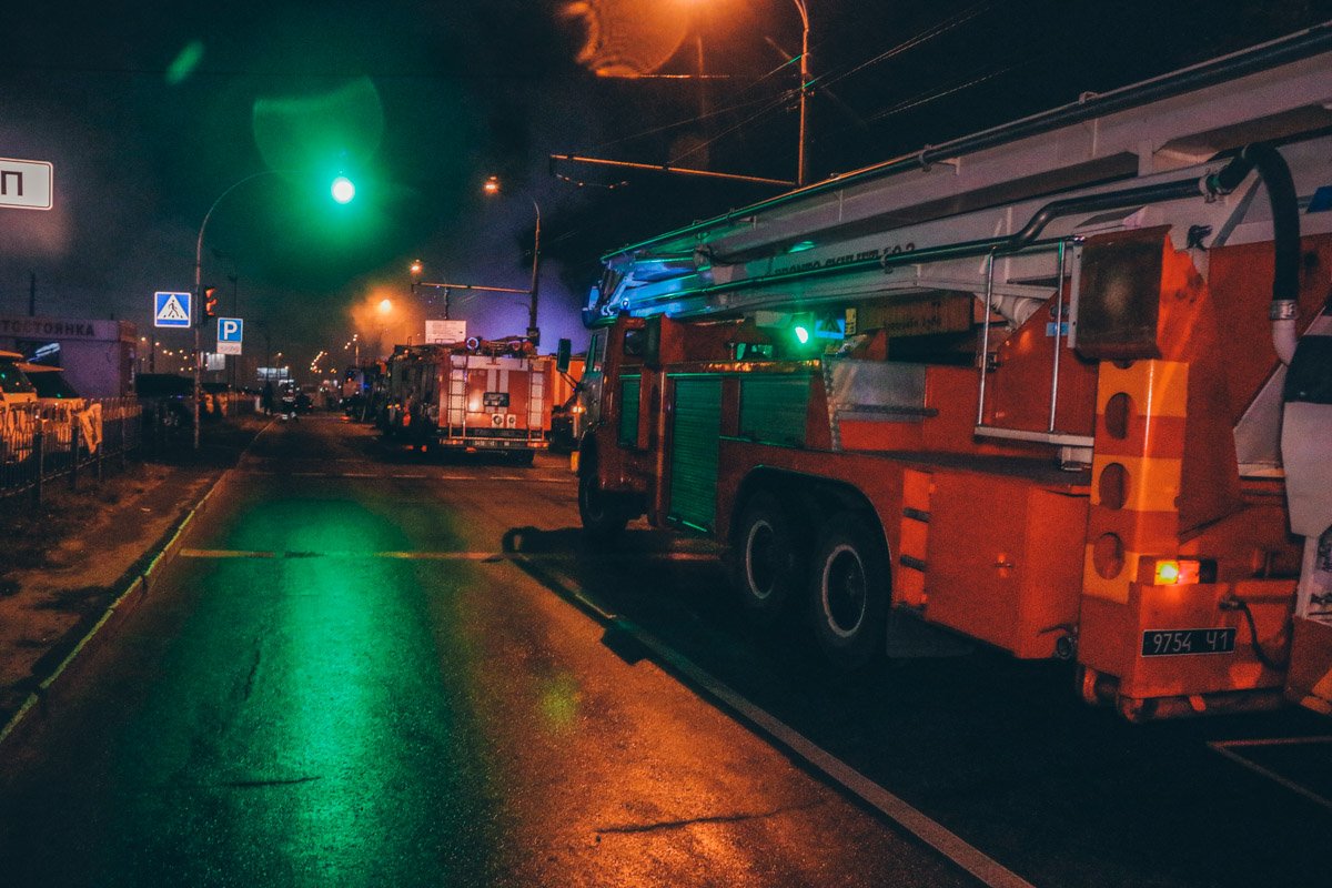 Огонь быстро распространился по рядам рынка внутрь и сопровождался большим задымлением