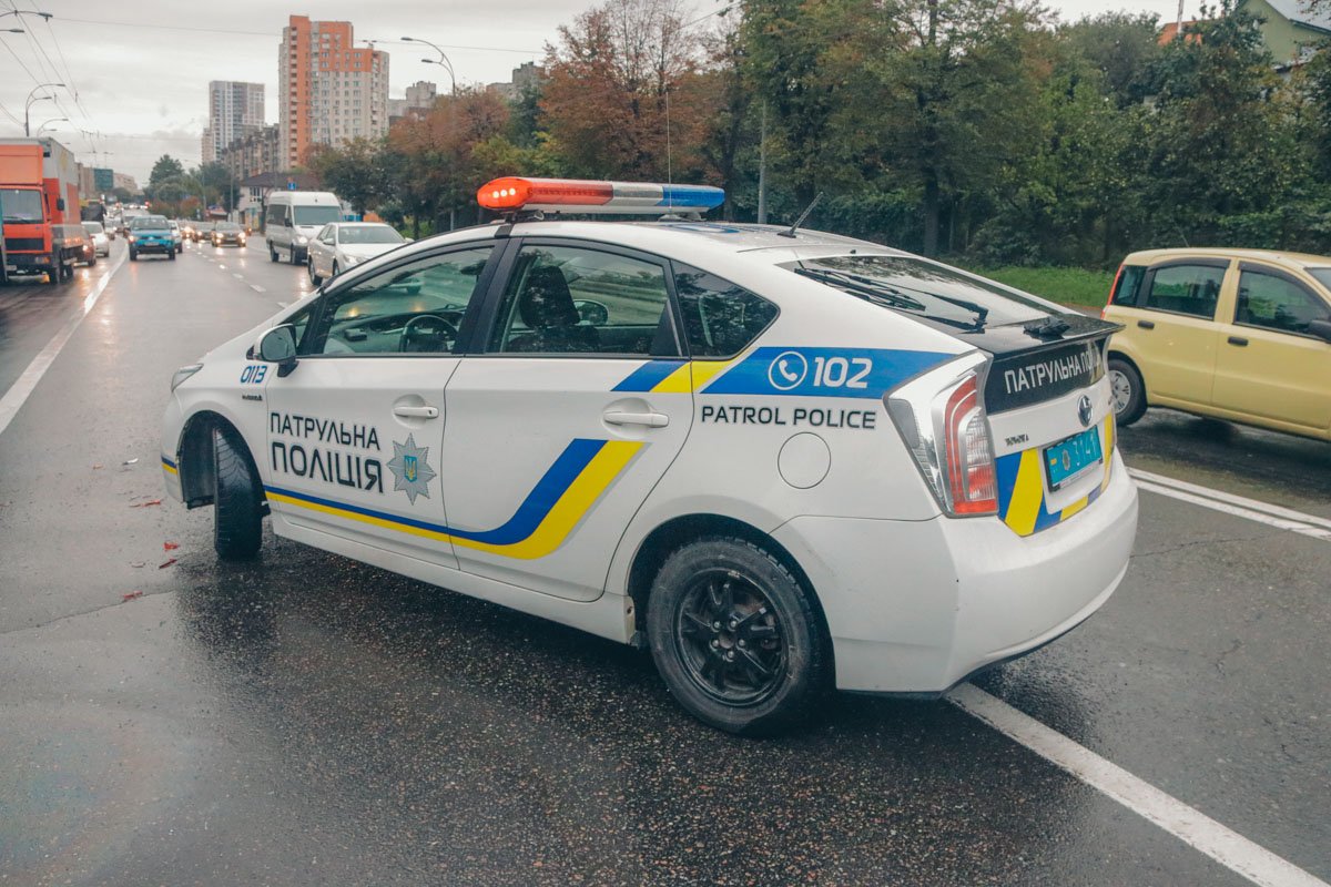 На повороте из-за мокрой дороги мужчина за рулем Renault не справился с управлением