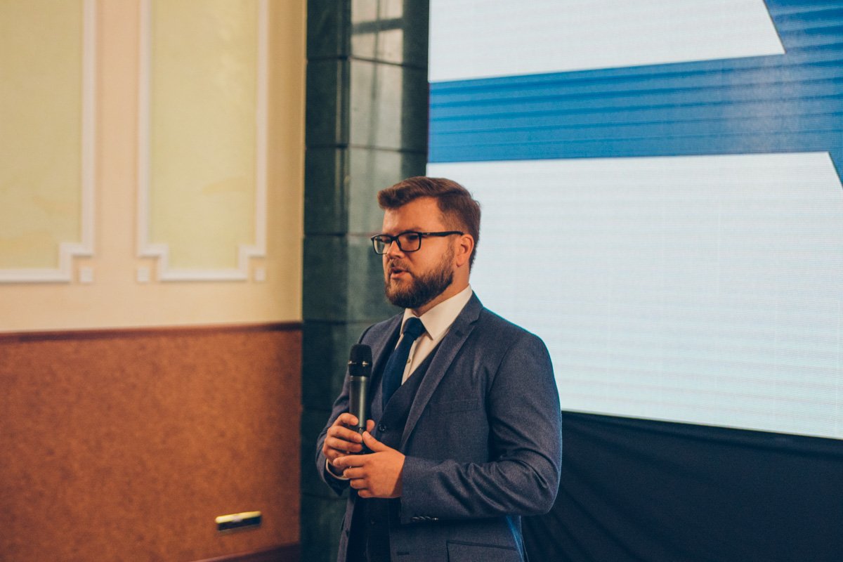 Евгений Кравцов, руководитель ПАО "Укрзалізниці" презентует новый логотип компании