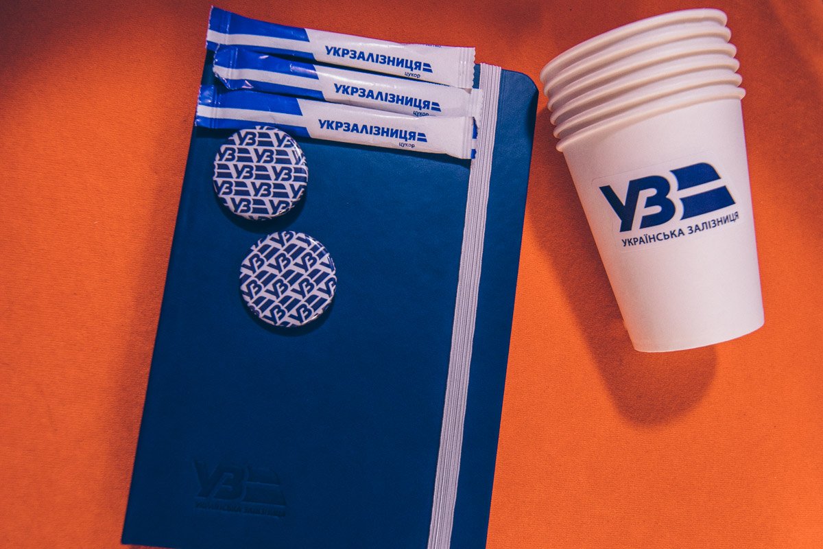 Также новый фирменный знак будет изображен на стаканах, сахаре и другом мерче