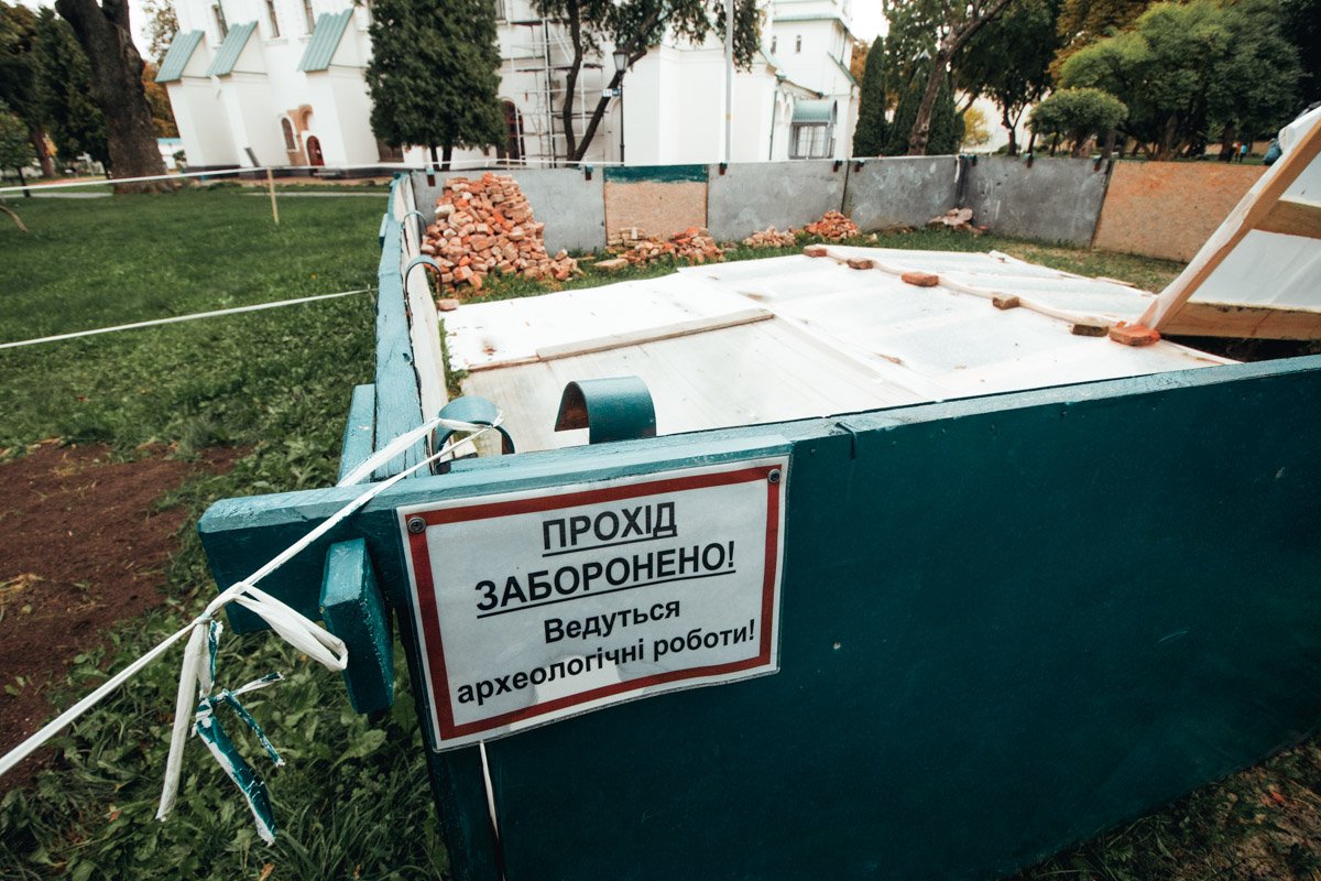 На территории Софийского собора в апреле образовался провал На территории Софийского собора в апреле образовался провал