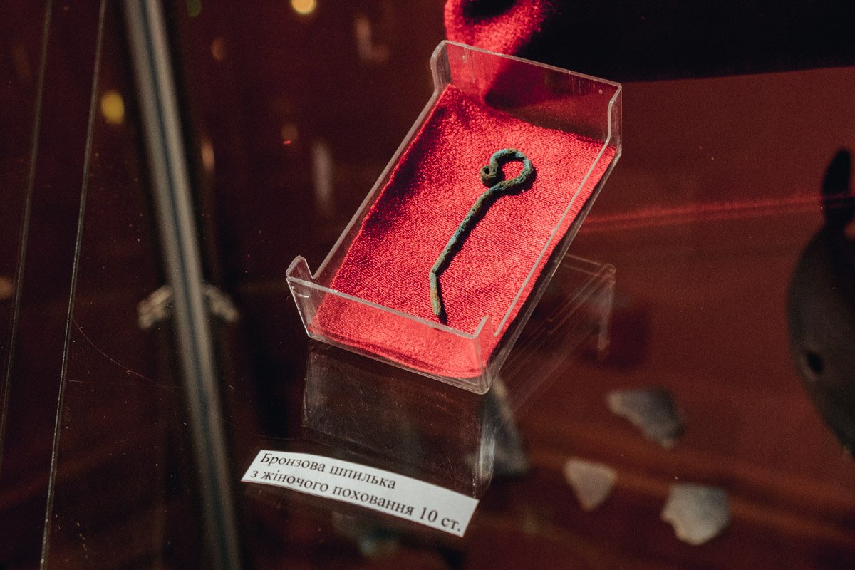 На глубине 3,5 - 4 метра обнаружили захоронение женщины На глубине 3,5 - 4 метра обнаружили захоронение женщины