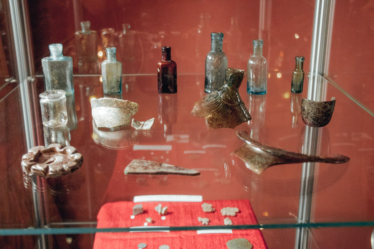 В раскопках удалось найти части керамической посуды, бронзовую шпильку и даже печать В раскопках удалось найти части керамической посуды, бронзовую шпильку и даже печать