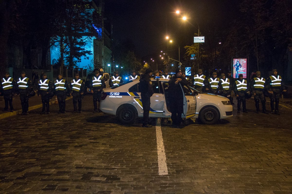 Администрацию президента охраняли сотни бойцов национальной гвардии и полиции Администрацию президента охраняли сотни бойцов национальной гвардии и полиции