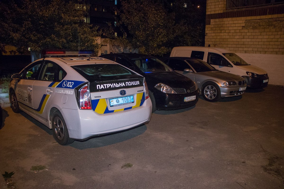 BMW привезли во двор и выгрузили у гаражей